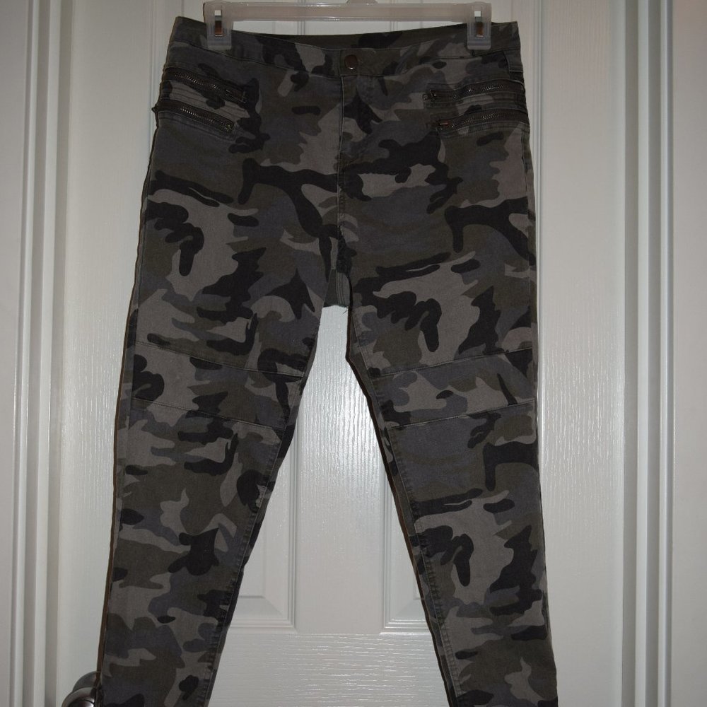 Camo Legging w/ Zipper Details